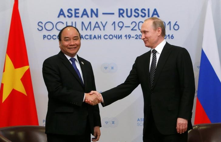 © Reuters. Russia's President Vladimir Putin meets Vietnam's Prime Minister Nguyen Xuan Phuc at Russia-ASEAN summit in Sochi