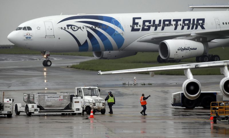 © Reuters. Aeronave da EgyptAir vista no aeroporto Charles de Gaulle, Paris