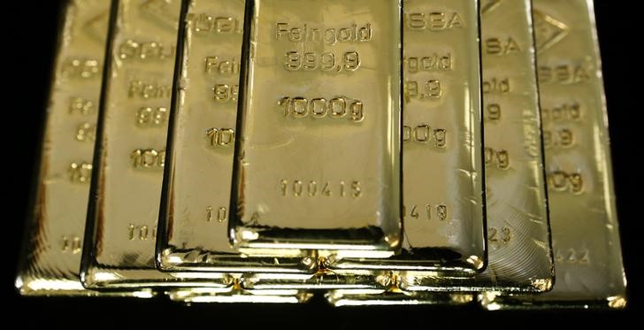 © Reuters. Слитки золота на заводе 'Oegussa' в Вене