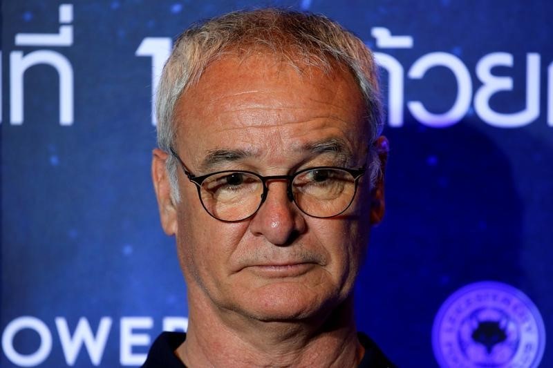 © Reuters. Football club Leicester City manager Claudio Ranieri attends a meeting with media in Bangkok