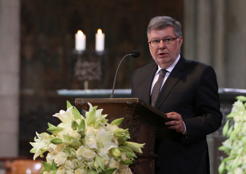 © Reuters. French junior minister for Transport, Maritime Economy and Fishery Vidalies speaks during a memorial service for the 150 victims of Germanwings flight 4U 9525 in Cologne's Cathedral