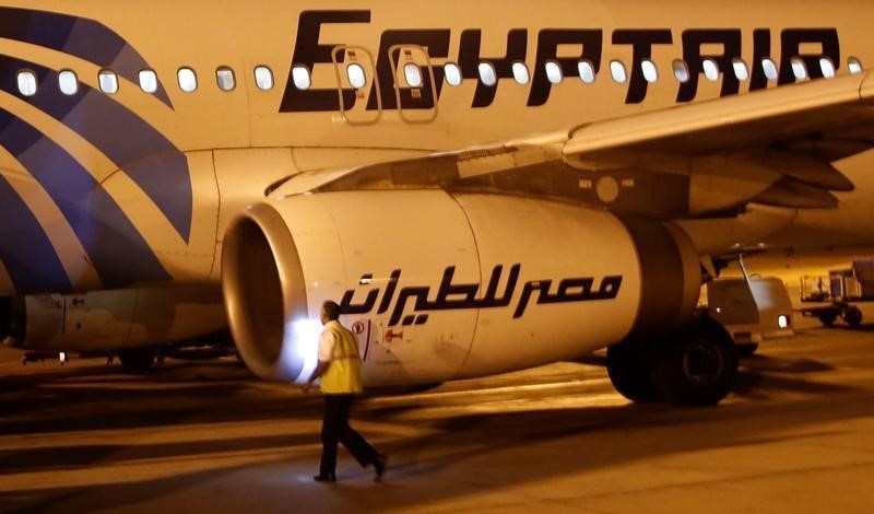 © Reuters. A security airport checks an Egyptair plane after arrival from Cairo to Luxor International Airport