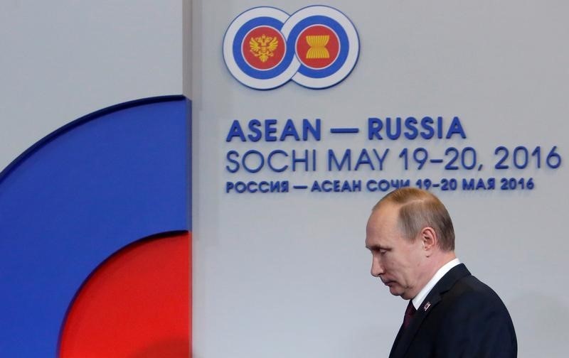 © Reuters. Russian President Putin attends welcoming ceremony for heads of delegations at Russia-ASEAN summit in Sochi