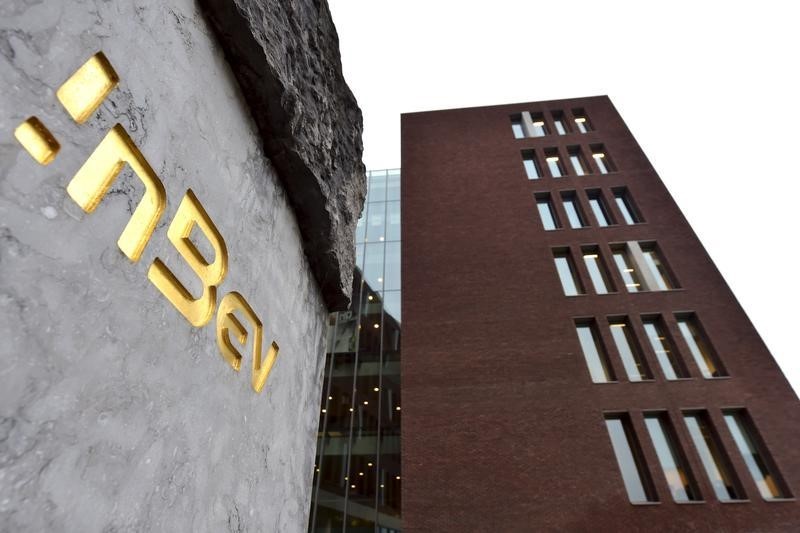 © Reuters. The logo of Anheuser-Busch InBev is pictured outside the brewer's headquarters in Leuven