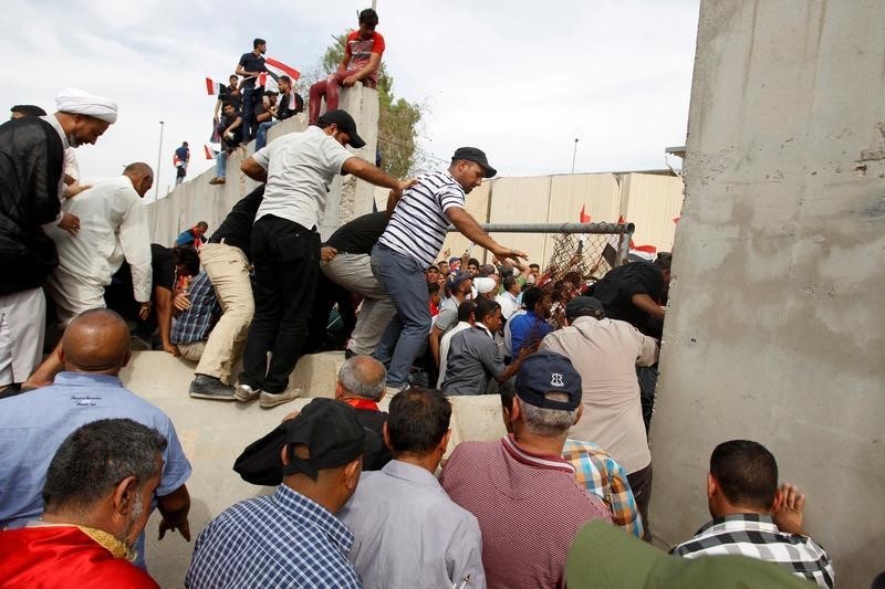 محتجون يقتحمون المنطقة الخضراء في بغداد وإصابة العشرات