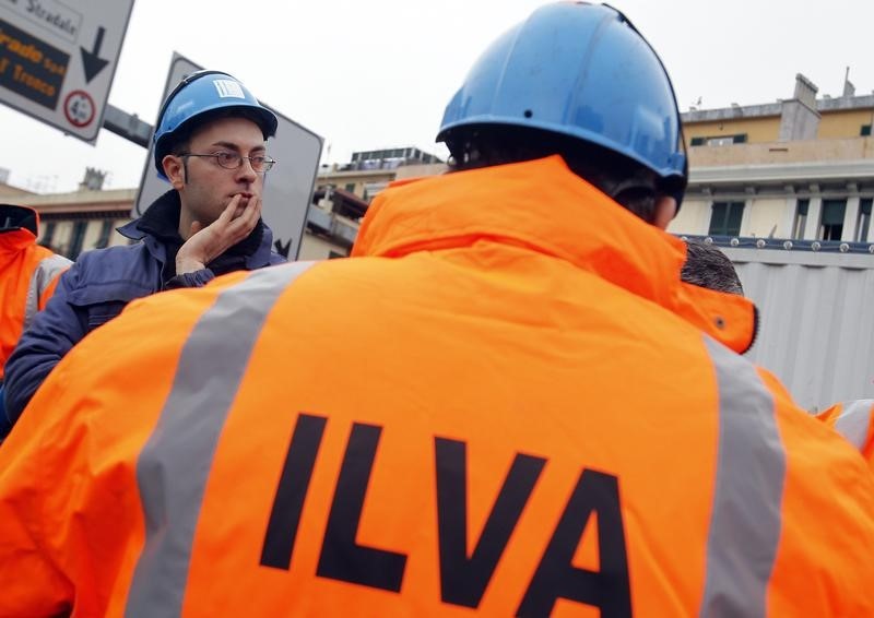 © Reuters. Lavoratori dell'Ilva 