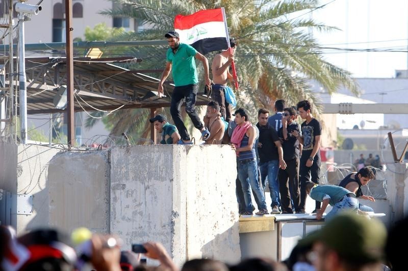 © Reuters. فرض حظر تجول ببغداد بعد اقتحام محتجين للمنطقة الخضراء