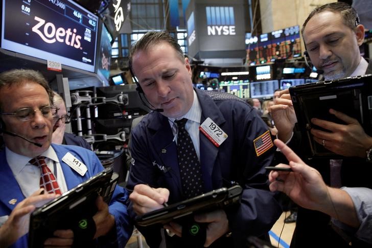 © Reuters. Traders work on the floor of the NYSE 