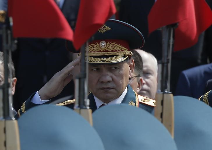 © Reuters. Ministro da Defesa russo Shoigu durante cerimônia em Moscou