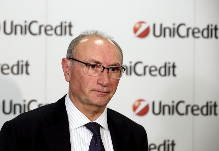 © Reuters. UniCredit bank CEO Ghizzoni waits for a TV interview at the headquarters in Milan
