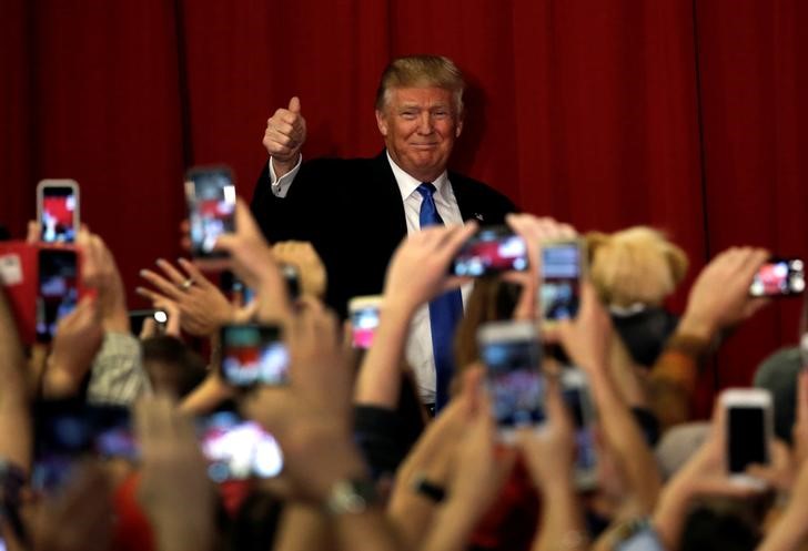 © Reuters. Donald Trump acena para simpatizantes em Lawrenceville