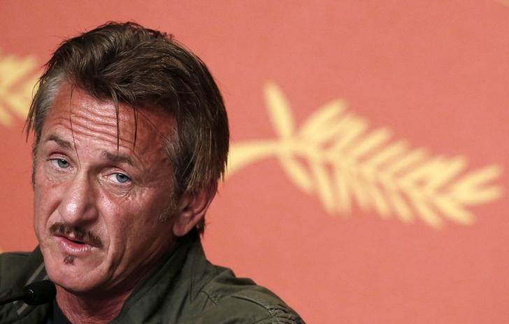 © Reuters. Sean Penn concede entrevista em Cannes