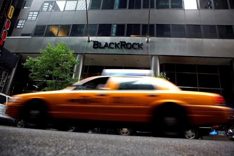 © Reuters. A taxi passes a BlackRock building in New York