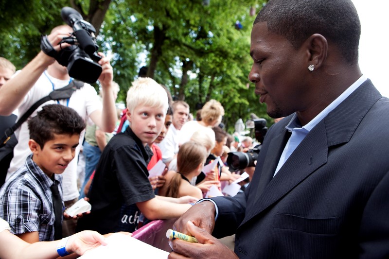 © Reuters. Middleweight boxer Jermain Taylor of the US signs autographs after he was presented at a news conference in Copenhagen