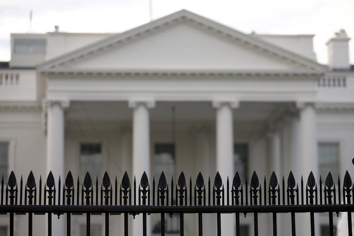 © Reuters. إغلاق البيت الأبيض بعد إطلاق نار بالقرب منه وأوباما في موقع آخر