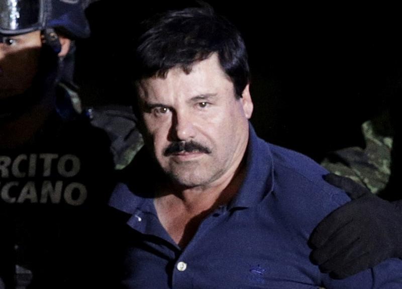 © Reuters. Joaquín "El Chapo" Guzmán é escoltado na Cidade do México 