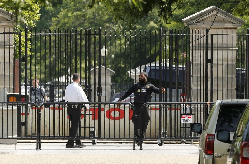 © Reuters. Policias fazem segurança de local próximo à Casa Branca, após tiroteio, em Washington DC