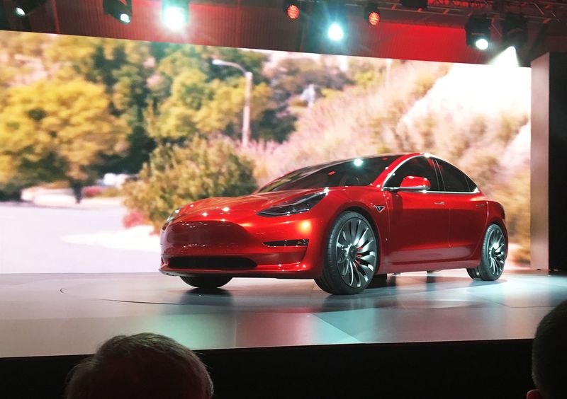 © Reuters. Sedã Model 3, da Tesla, é exibido durante seu lançamento em Hawthorne, Califórnia