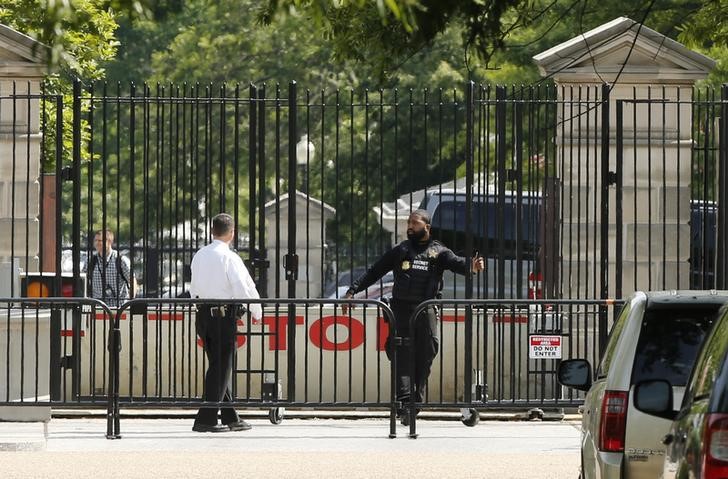 © Reuters. Polícia após tiroteio perto da Casa Branca