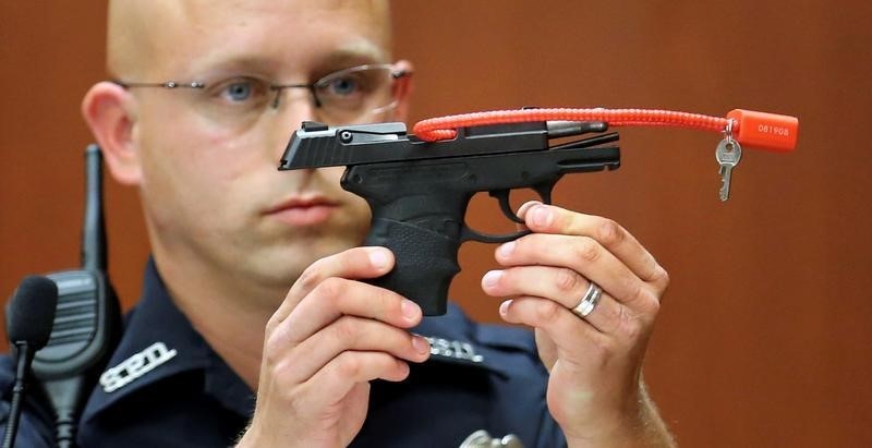 © Reuters. بيع مسدس استخدم في قتل مراهق أسود في فلوريدا بمبلغ 250 ألف دولار
