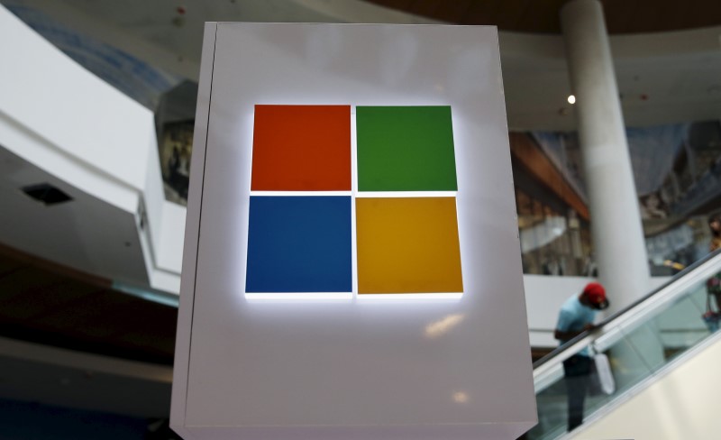 © Reuters. A Microsoft logo is seen at a pop-up site for the new Windows 10 operating system at Roosevelt Field in Garden City
