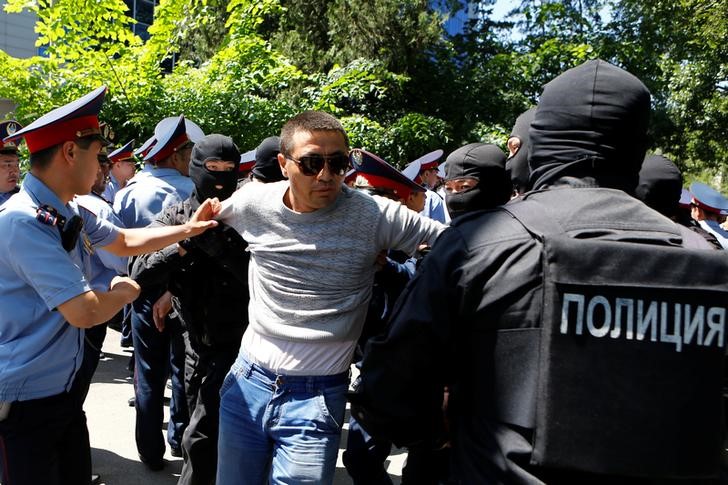 © Reuters. Полиция задерживет участников акции протеста в Алма-Ате
