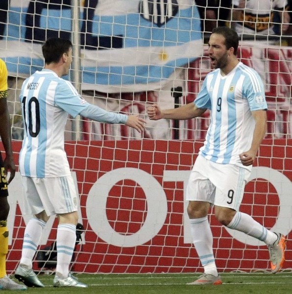 © Reuters. Argentina irá a la Copa América con Messi e Higuaín, pero sin Tevez