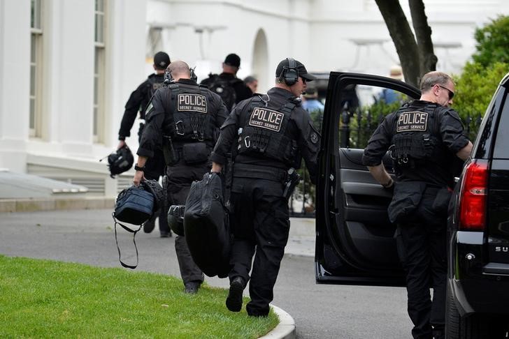 © Reuters. Un agente de EEUU dispara a un hombre que portaba un arma cerca de la Casa Blanca