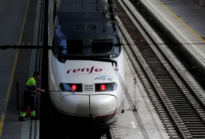 © Reuters. Renfe tendrá que volver a convocar el concurso de nuevos trenes AVE- medios
