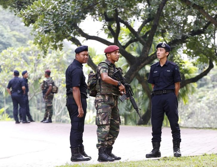 © Reuters. شرطة ماليزيا تعتقل 14 شخصا في حملات مكافحة الإرهاب