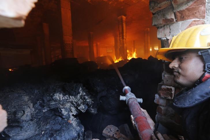 © Reuters. مقتل ثلاثة في حريق بمصنع للنسيج في بنجلادش