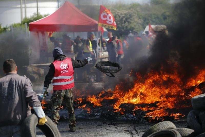 © Reuters. Tres refinerías de Total detienen producción por protestas contra reforma laboral