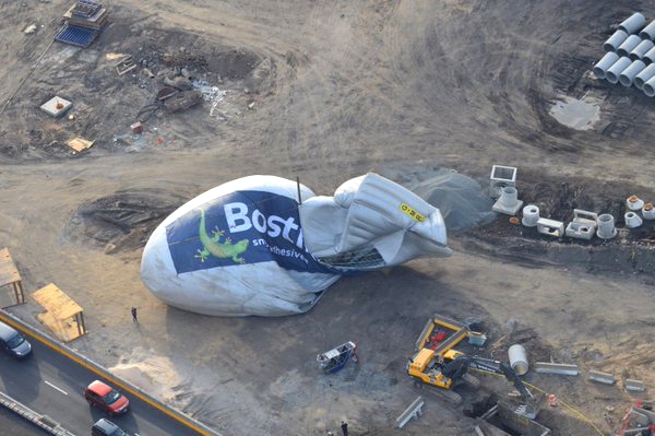 © Reuters. A deflated blimp is seen after an emergency landing at a construction site in Philadelphia, Pennsylvania
