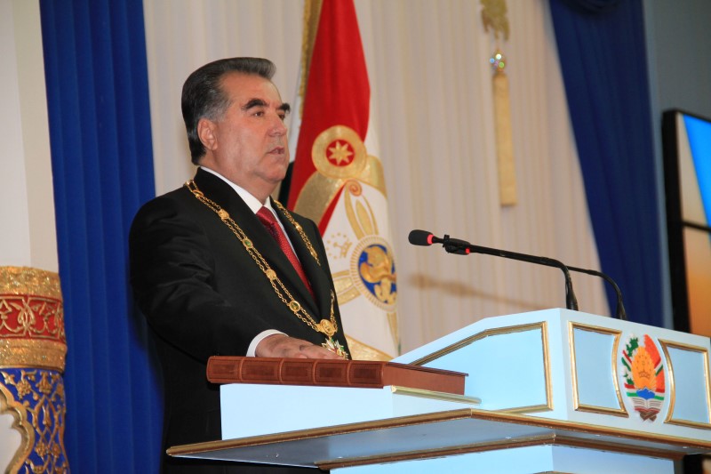 © Reuters. Tajikistan's President Rakhmon takes oath during his inauguration ceremony in Dushanbe