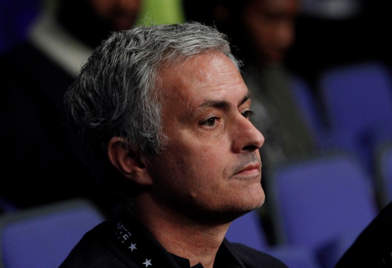 © Reuters. El entrenador portugués José Mourinho asiste a un combate de boxeo en Londres