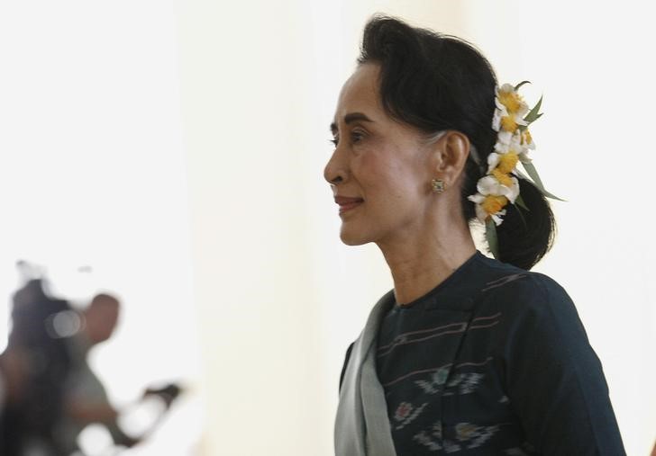 © Reuters. National League for Democracy (NLD) party leader Aung San Suu Kyi arrives at Union Parliament in Naypyitaw, Myanmar 