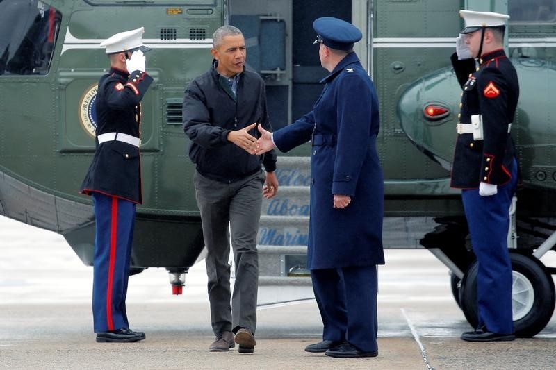 © Reuters. U.S. President Barack Obama walks from Marine One to board Air Force One to depart for Vietnam and Japan from Joint Base Andrews, Maryland