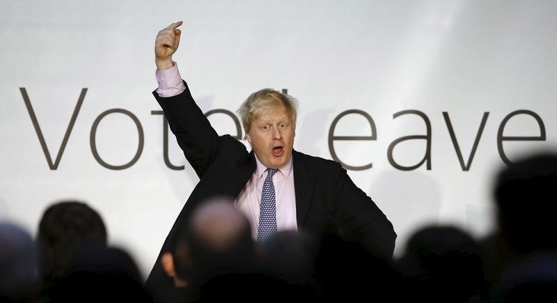 © Reuters. Mayor of London Boris Johnson speaks during a Vote Leave rally in Manchester