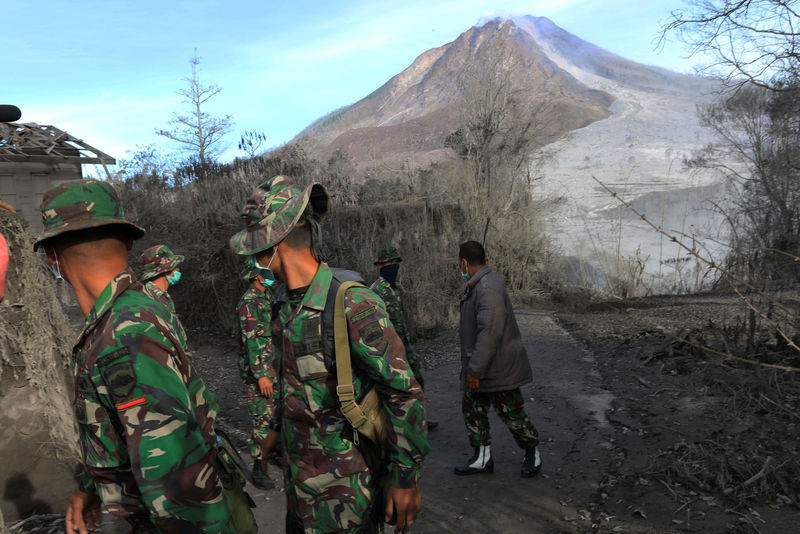 © Reuters. Indonesian soldiers search an area following a deadly eruption of Mount Sinabung volcano in Gamber Village, North Sumatra, Indonesia 