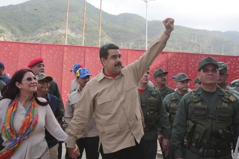 © Reuters. Maduro dice que Estados Unidos sueña con dividir la "fuerza armada chavista"