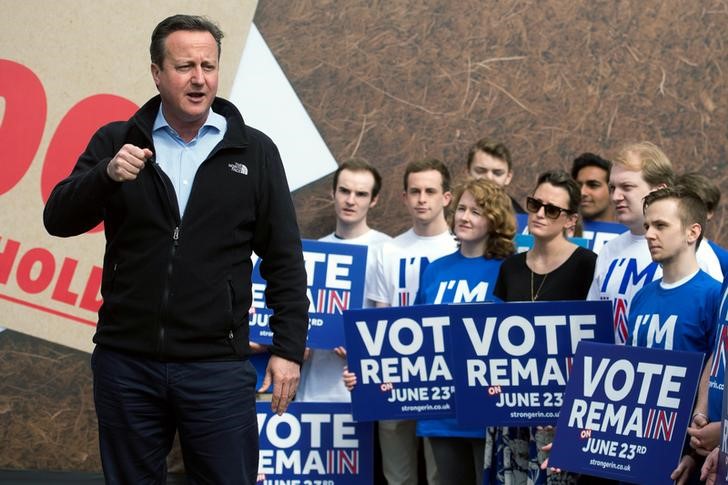 © Reuters. British Prime Minister David Cameron attends 'Stronger In' campaign event