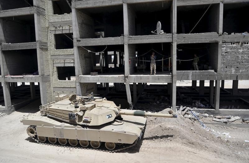 © Reuters. A tank of the Iraqi army is seen on the outskirts of the city of Falluja