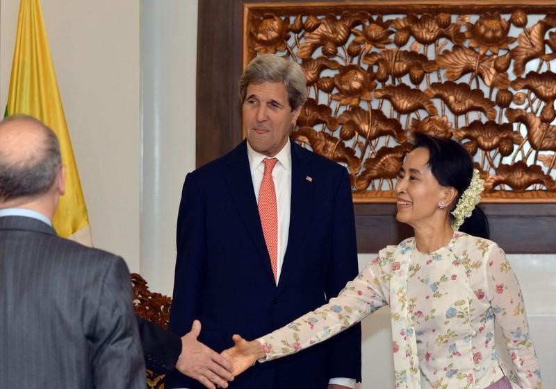 © Reuters. Kerry meets Suu Kyi in Naypyitaw