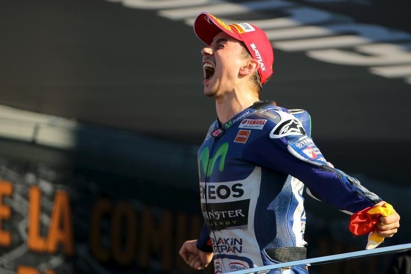 © Reuters. لورينزو ينتزع لقب سباق ايطاليا في اللفة الأخيرة 