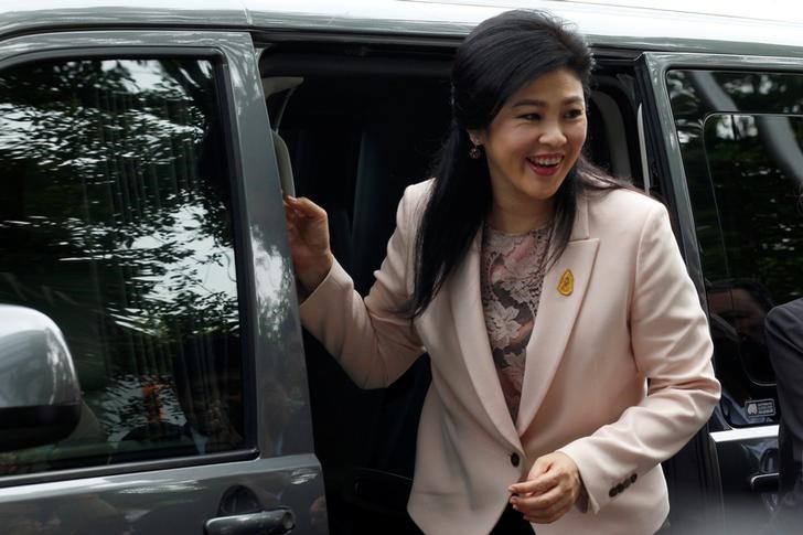 © Reuters. Ousted former Thai Prime Minister Yingluck Shinawatra arrives at the Supreme Court for a trial on criminal negligence in Bangkok 