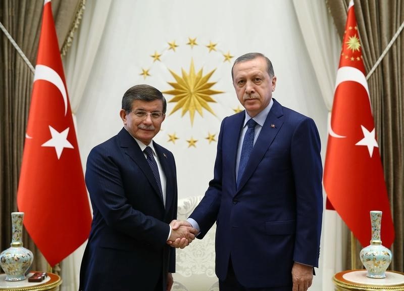 © Reuters. الرئيس التركي إردوغان يقبل استقالة رئيس الوزراء داود أوغلو