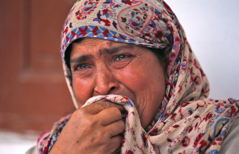 © Reuters. Rafiqa, mother of Shaista Hameed who was killed by a stray bullet during an encounter, cries during an interview with Reuters in Lalhar, south of Srinagar