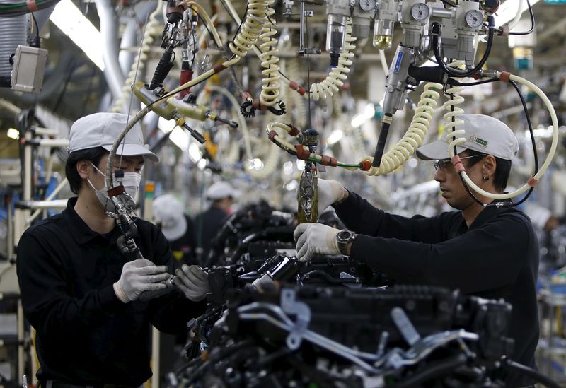 © Reuters. Employees work at the main assembly line of V6 engine at the Nissan Iwaki Plant in Iwaki city