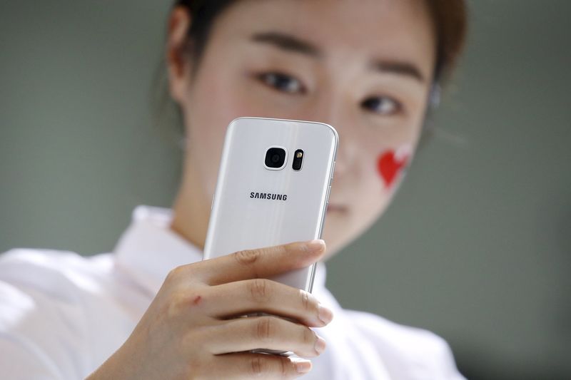 © Reuters. A model demonstrates a Samsung Electronics' new smartphone Galaxy S7 during its launching ceremony in Seoul