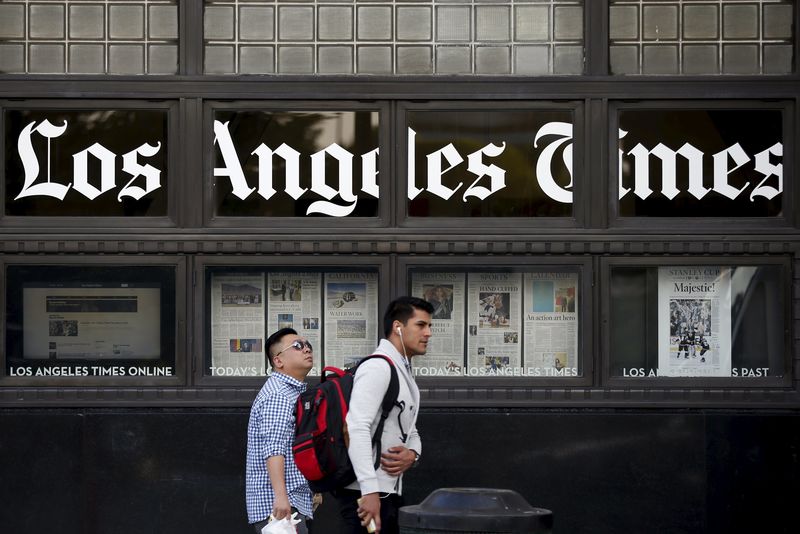 © Reuters. People walk past the building of Los Angeles Times newspaper, which is owned by Tribune Publishing Co, in Los Angeles